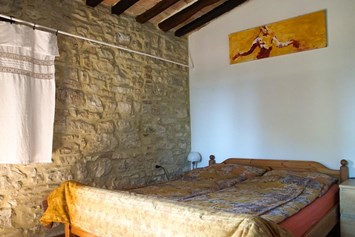 Hotel-fuer-Allergiker: Schlafzimmer 1, Doppelbett mit Einzel-Bettdecken in Komfortgröße (220 cm lang) - Poggio-delle-Querce Eichenhügel
