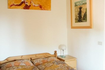 Hotel-fuer-Allergiker: Schlafzimmer 1 mit Wagenfeld-Leuchte, Originalkunstwerken ((Monatti, Silicati) - Poggio-delle-Querce Eichenhügel