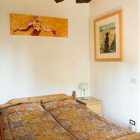 Hotel-fuer-Allergiker: Schlafzimmer 1 mit Wagenfeld-Leuchte, Originalkunstwerken ((Monatti, Silicati) - Poggio-delle-Querce Eichenhügel