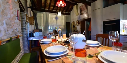 Allergiker-Hotels - rauchfreies Hotel - Küche mit gedecketem Tisch, Porzellan von Rosenthal, Suomi. Lampe von Ingo Maurer - Poggio-delle-Querce Eichenhügel