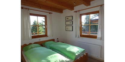 Allergiker-Hotels - rauchfreies Hotel - Schlafzimmer 1 mit 2 Fenstern, Kleiderschrank, Bergblick - Hochkrimml 108/2
