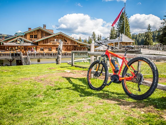 Hotel-fuer-Allergiker: Außenansicht Restaurant Sommer  - Tirler Dolomites Living Hotel