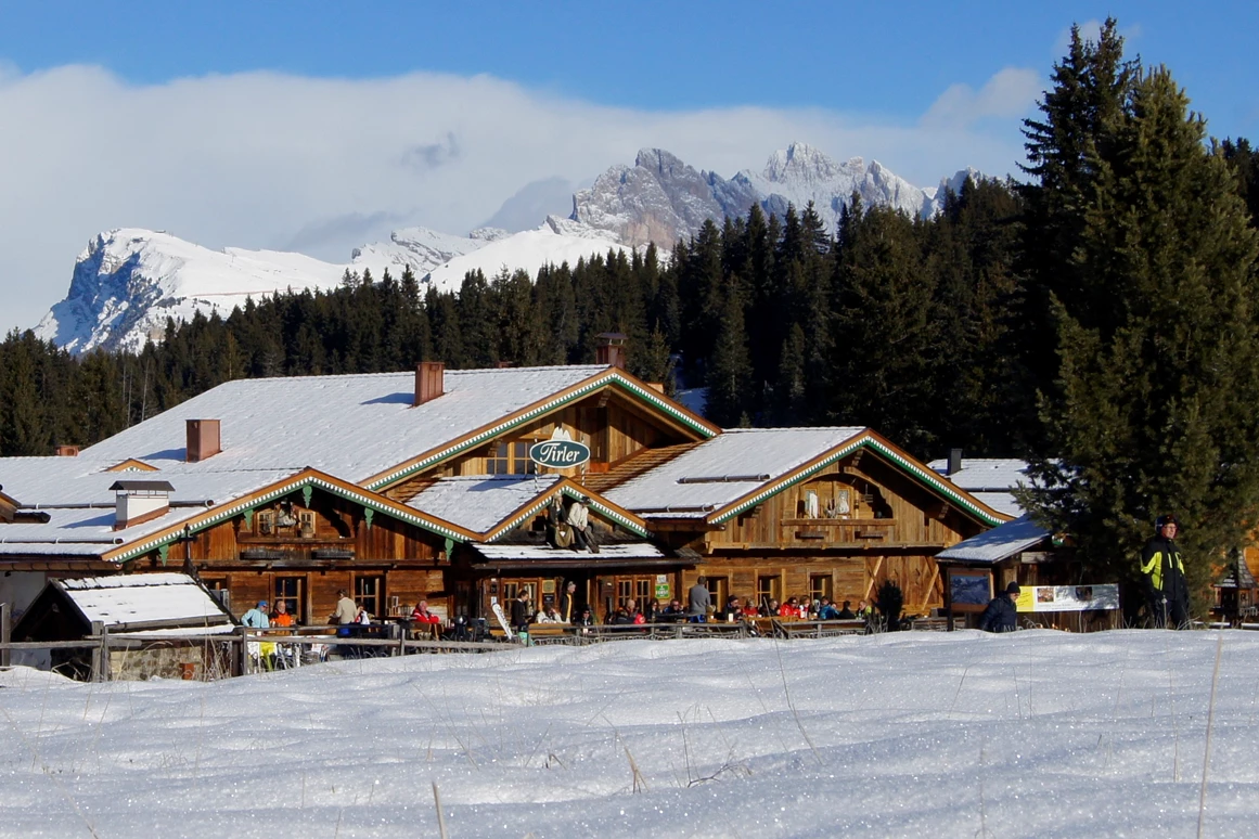 Hotel-fuer-Allergiker: Außenansicht Restaurant Winter - Tirler Dolomites Living Hotel