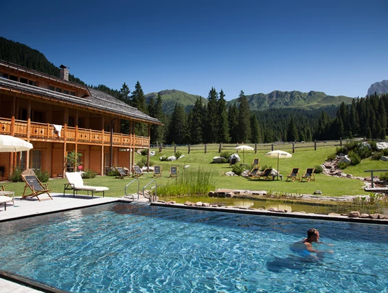 Hotel-fuer-Allergiker: Pool Sommer - Tirler Dolomites Living Hotel