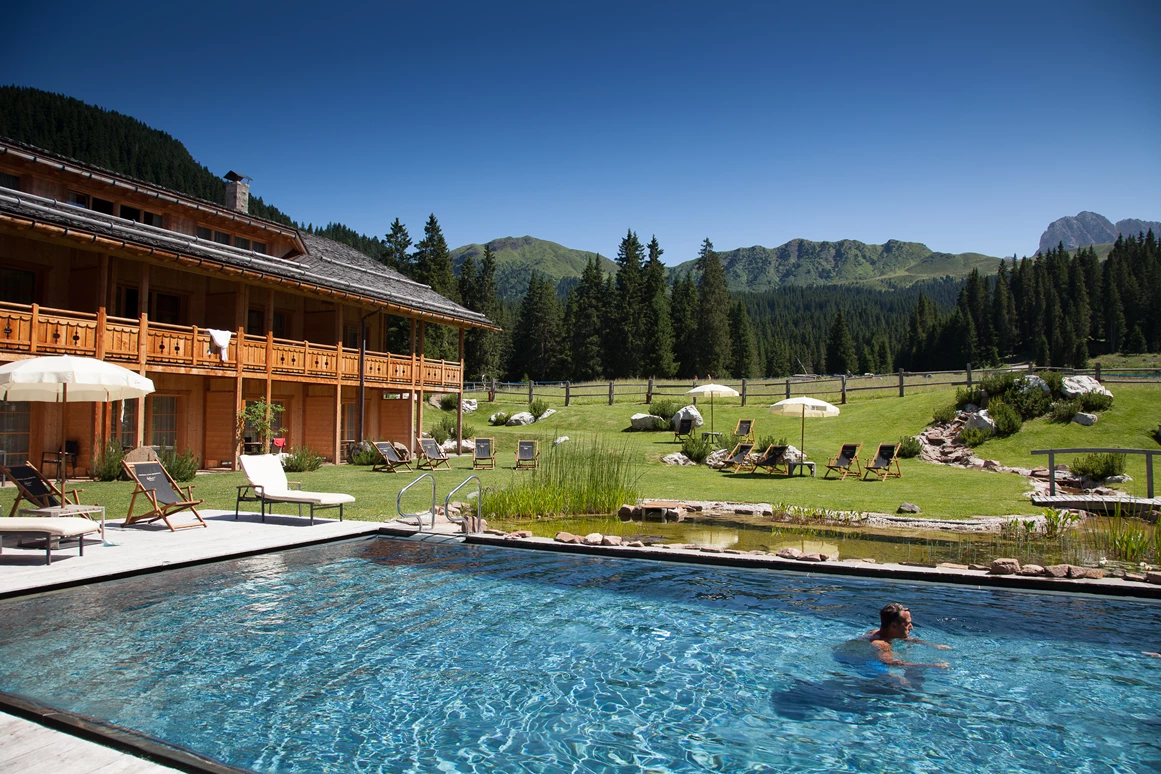 Hotel-fuer-Allergiker: Pool Sommer - Tirler Dolomites Living Hotel