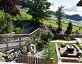 Hotel-fuer-Allergiker: Zen Garten mit Fischteich, Kräuter Garten und Blumen  - Gesund und Vital Landhotel Anna