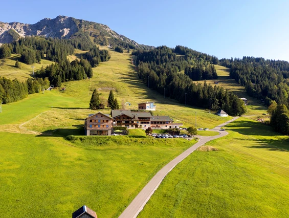 Hotel-fuer-Allergiker: Hotel Außenansicht Sommer - Biohotel Mattlihüs