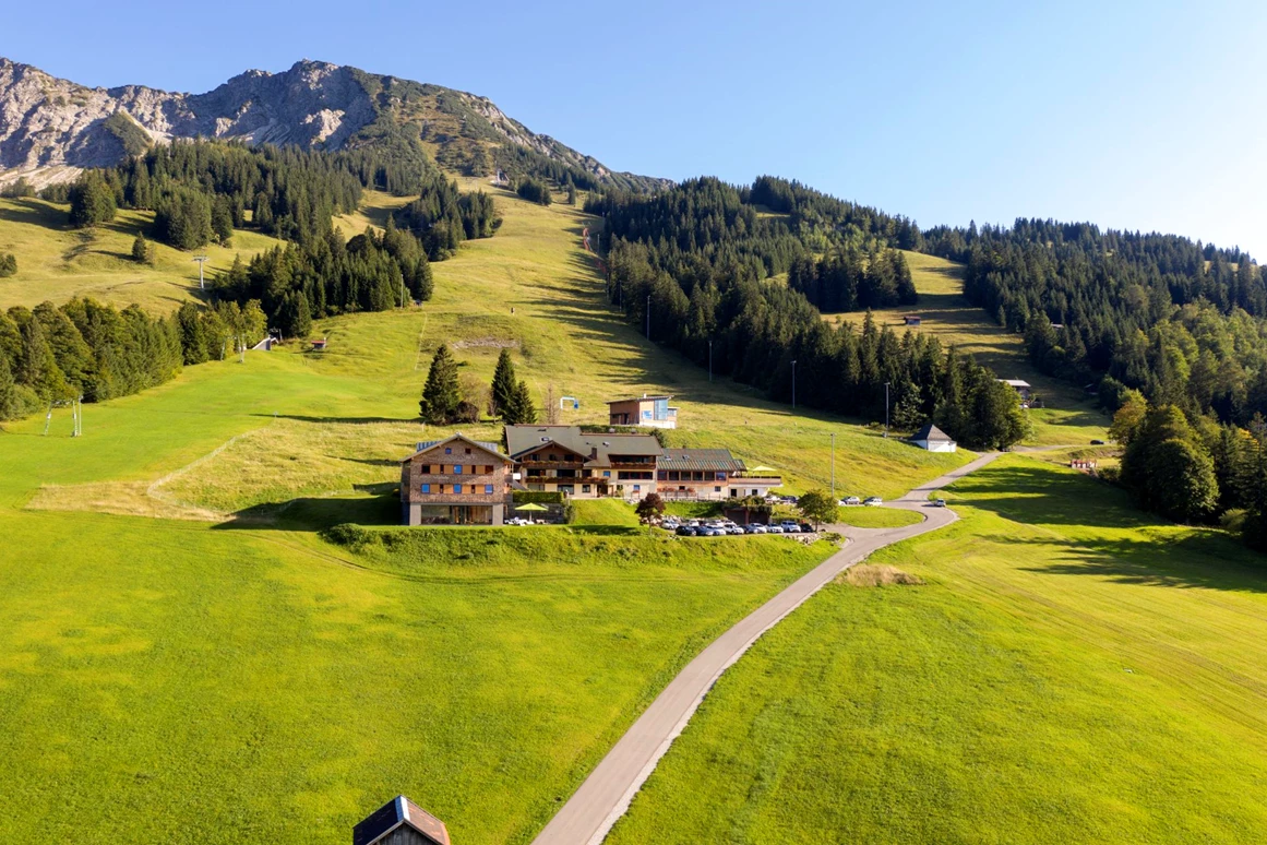 Hotel-fuer-Allergiker: Hotel Außenansicht Sommer - Biohotel Mattlihüs
