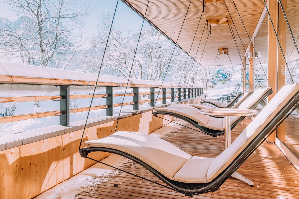 Hotel-fuer-Allergiker: Naturhotel Chesa Valisa Schwebeliegen im Winter - Das Naturhotel Chesa Valisa****s