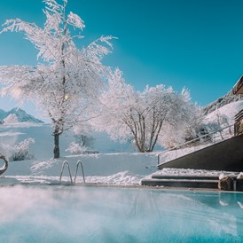 Hotel-fuer-Allergiker: Naturhotel Chesa Valisa Pool im Winter - Das Naturhotel Chesa Valisa****s