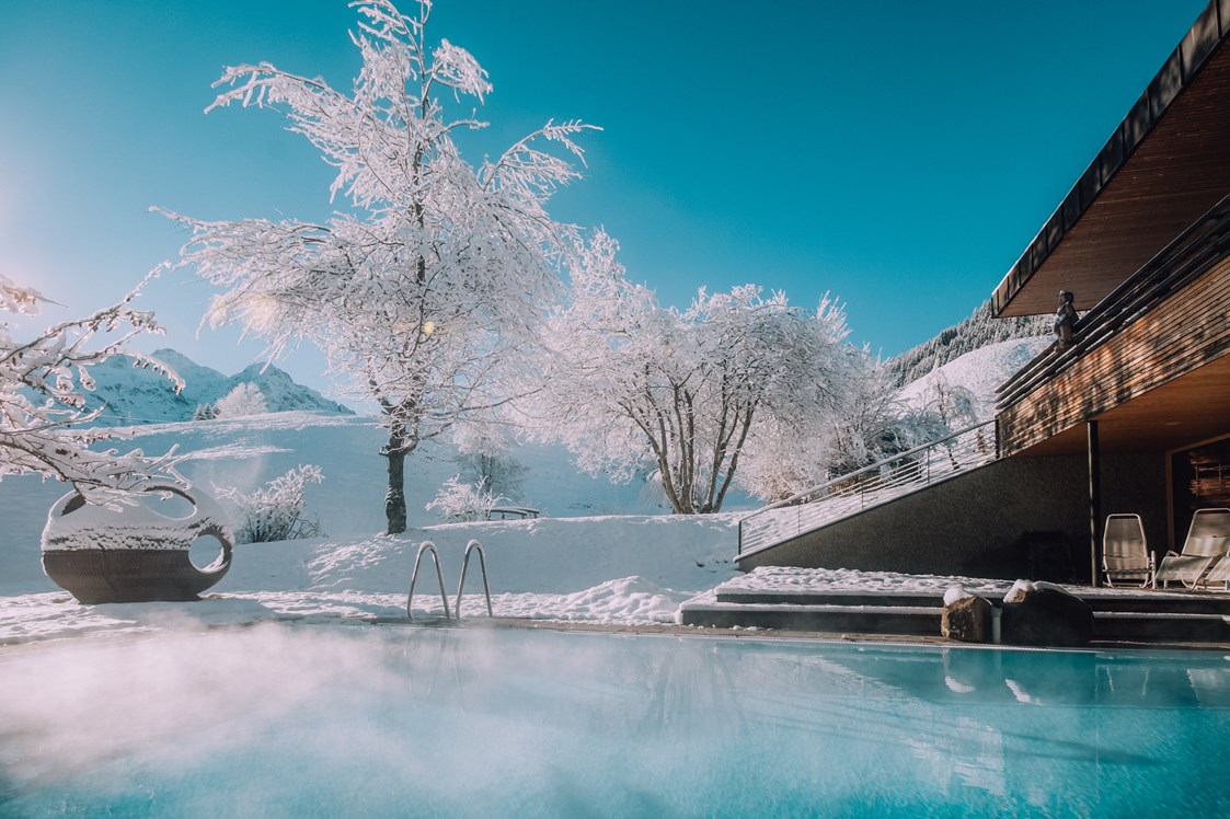 Hotel-fuer-Allergiker: Naturhotel Chesa Valisa Pool im Winter - Das Naturhotel Chesa Valisa****s