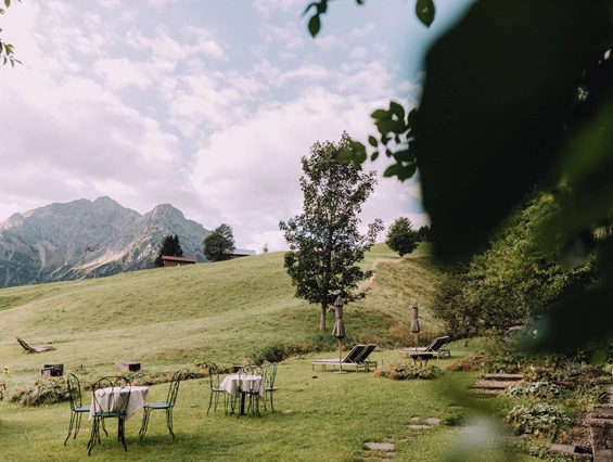 Hotel-fuer-Allergiker: Garten mit Blick auf die Berge - Das Naturhotel Chesa Valisa****s