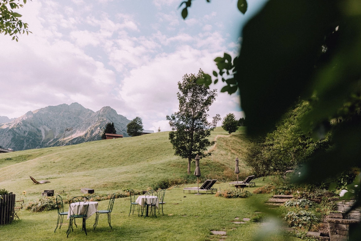 Hotel-fuer-Allergiker: Garten mit Blick auf die Berge - Das Naturhotel Chesa Valisa****s