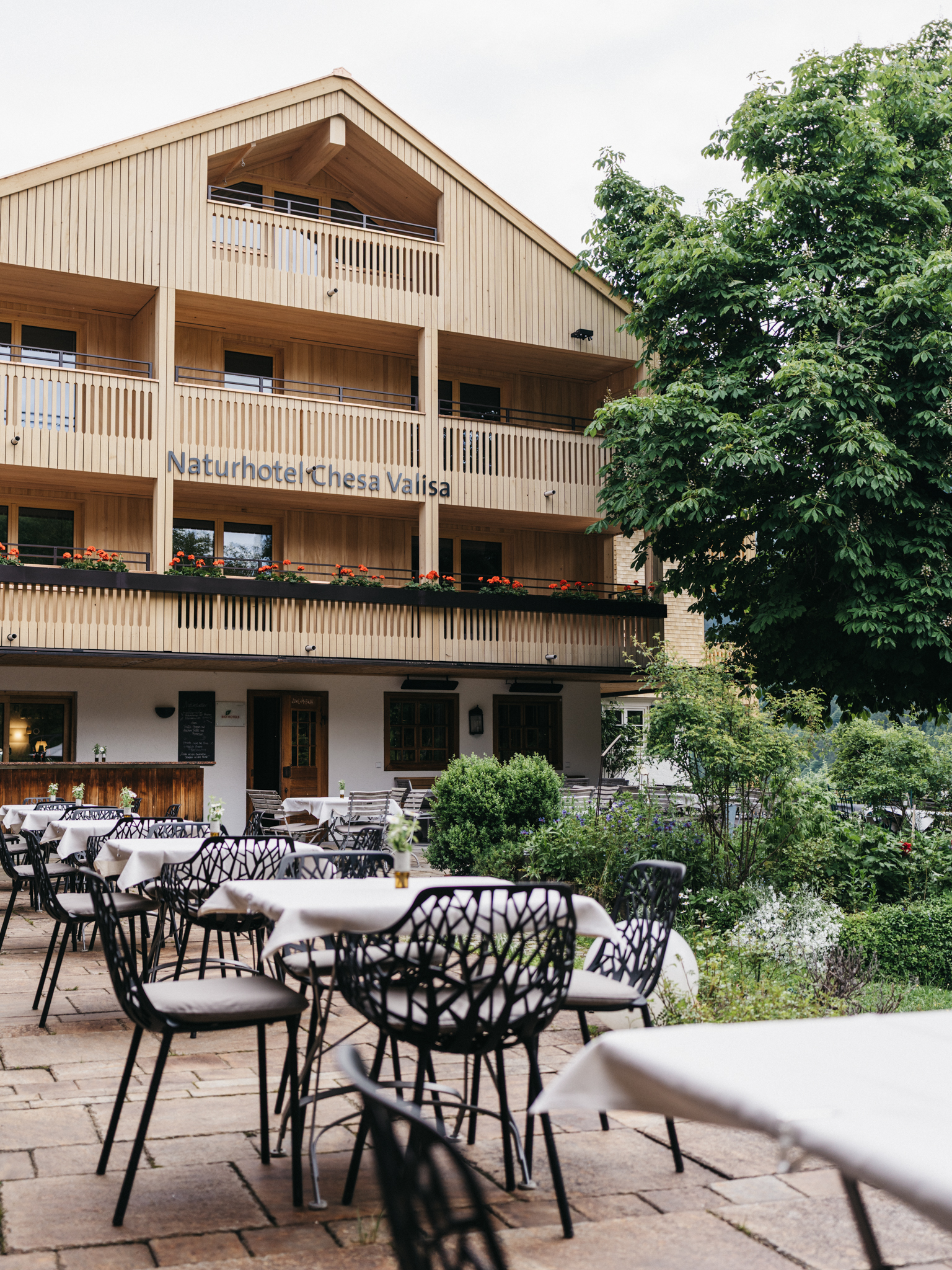 Hotel-fuer-Allergiker: Terrasse mit neuer Außenfassade - Das Naturhotel Chesa Valisa****s