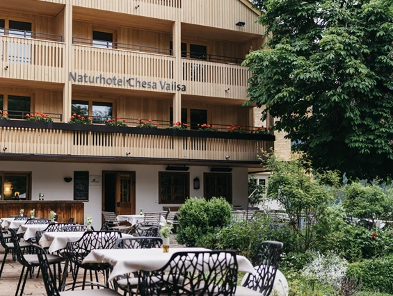 Hotel-fuer-Allergiker: Terrasse mit neuer Außenfassade - Das Naturhotel Chesa Valisa****s
