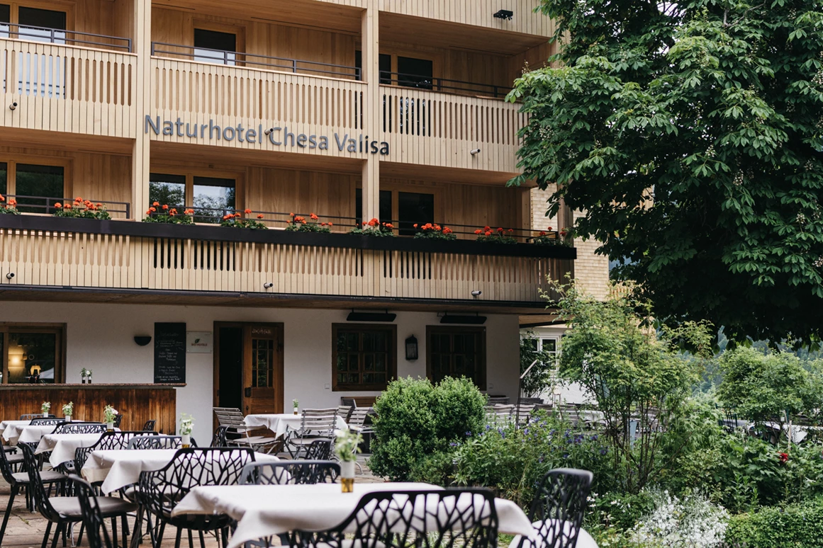 Hotel-fuer-Allergiker: Terrasse mit neuer Außenfassade - Das Naturhotel Chesa Valisa****s