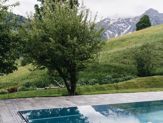 Hotel-fuer-Allergiker: Außenpool mit Bergblick - Das Naturhotel Chesa Valisa****s
