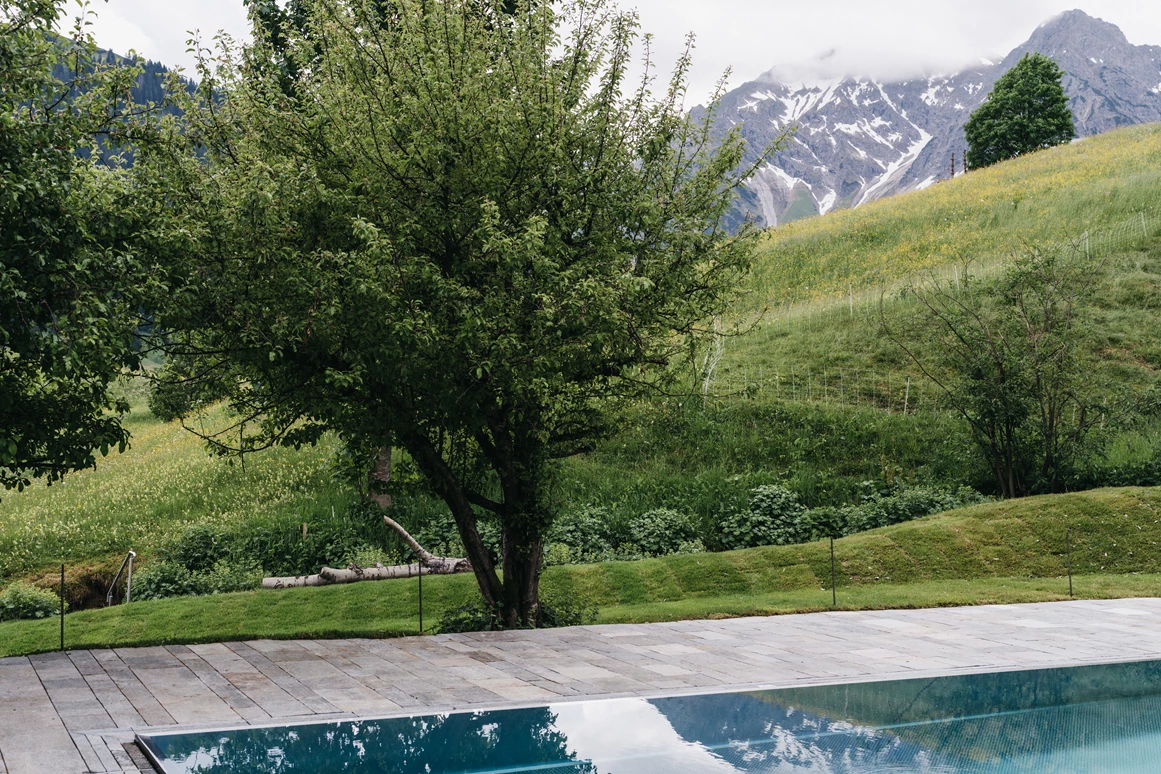 Hotel-fuer-Allergiker: Außenpool mit Bergblick - Das Naturhotel Chesa Valisa****s