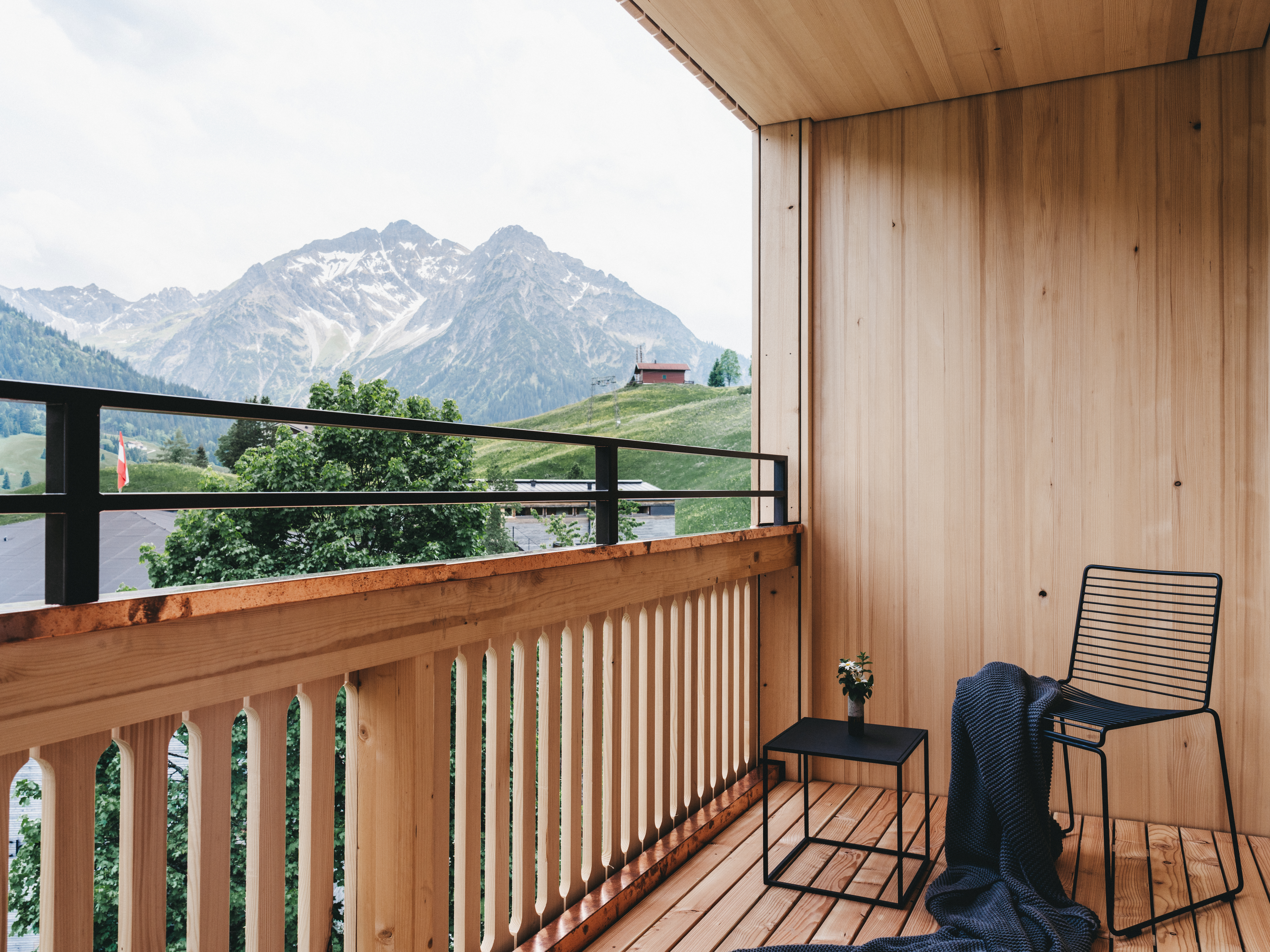 Hotel-fuer-Allergiker: Balkon mit Bergblick - Das Naturhotel Chesa Valisa****s