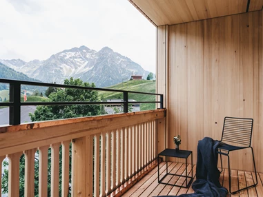 Hotel-fuer-Allergiker: Balkon mit Bergblick - Das Naturhotel Chesa Valisa****s