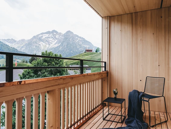 Hotel-fuer-Allergiker: Balkon mit Bergblick - Das Naturhotel Chesa Valisa****s