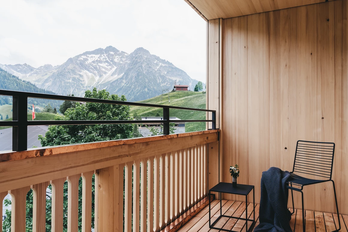 Hotel-fuer-Allergiker: Balkon mit Bergblick - Das Naturhotel Chesa Valisa****s