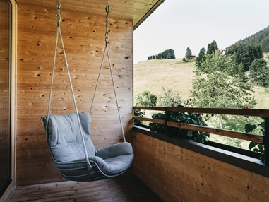 Hotel-fuer-Allergiker: Balkon mit Hängesessel - Das Naturhotel Chesa Valisa****s