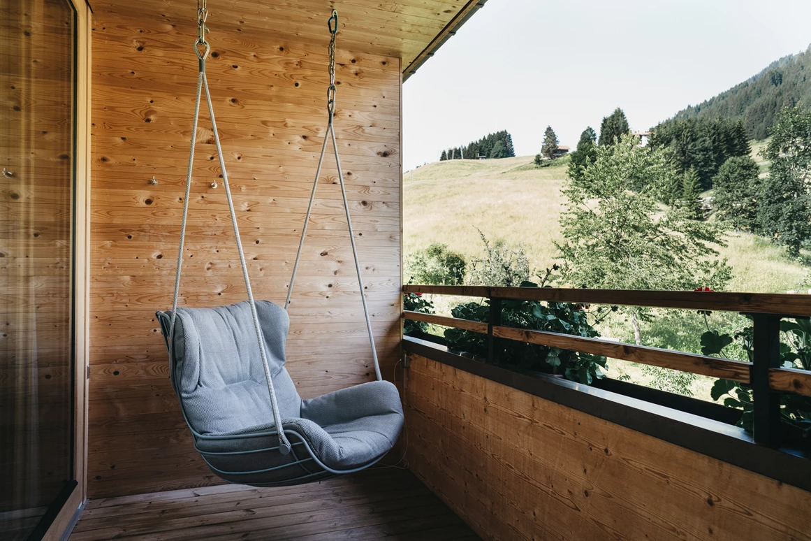 Hotel-fuer-Allergiker: Balkon mit Hängesessel - Das Naturhotel Chesa Valisa****s