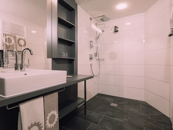 Hotel-fuer-Allergiker: Badezimmer - Das Naturhotel Chesa Valisa****s