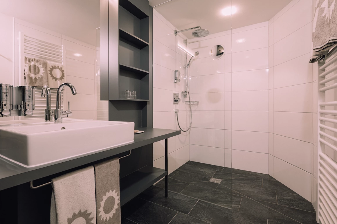 Hotel-fuer-Allergiker: Badezimmer - Das Naturhotel Chesa Valisa****s