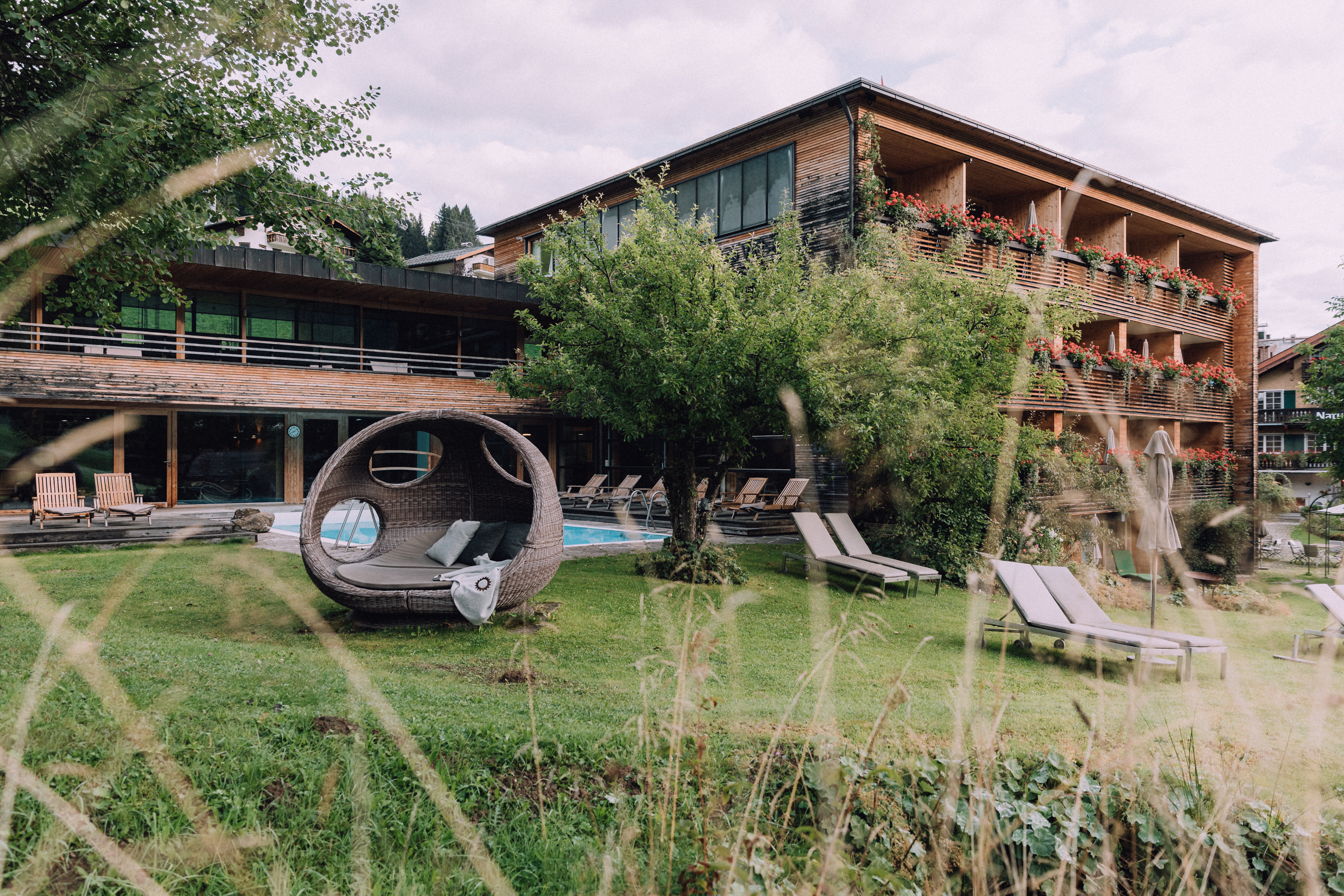 Allergiker-Hotels - für Diabetiker geeignete Nachspeisen/Kuchenbuffet - Außenpool mit Garten - Das Naturhotel Chesa Valisa****s