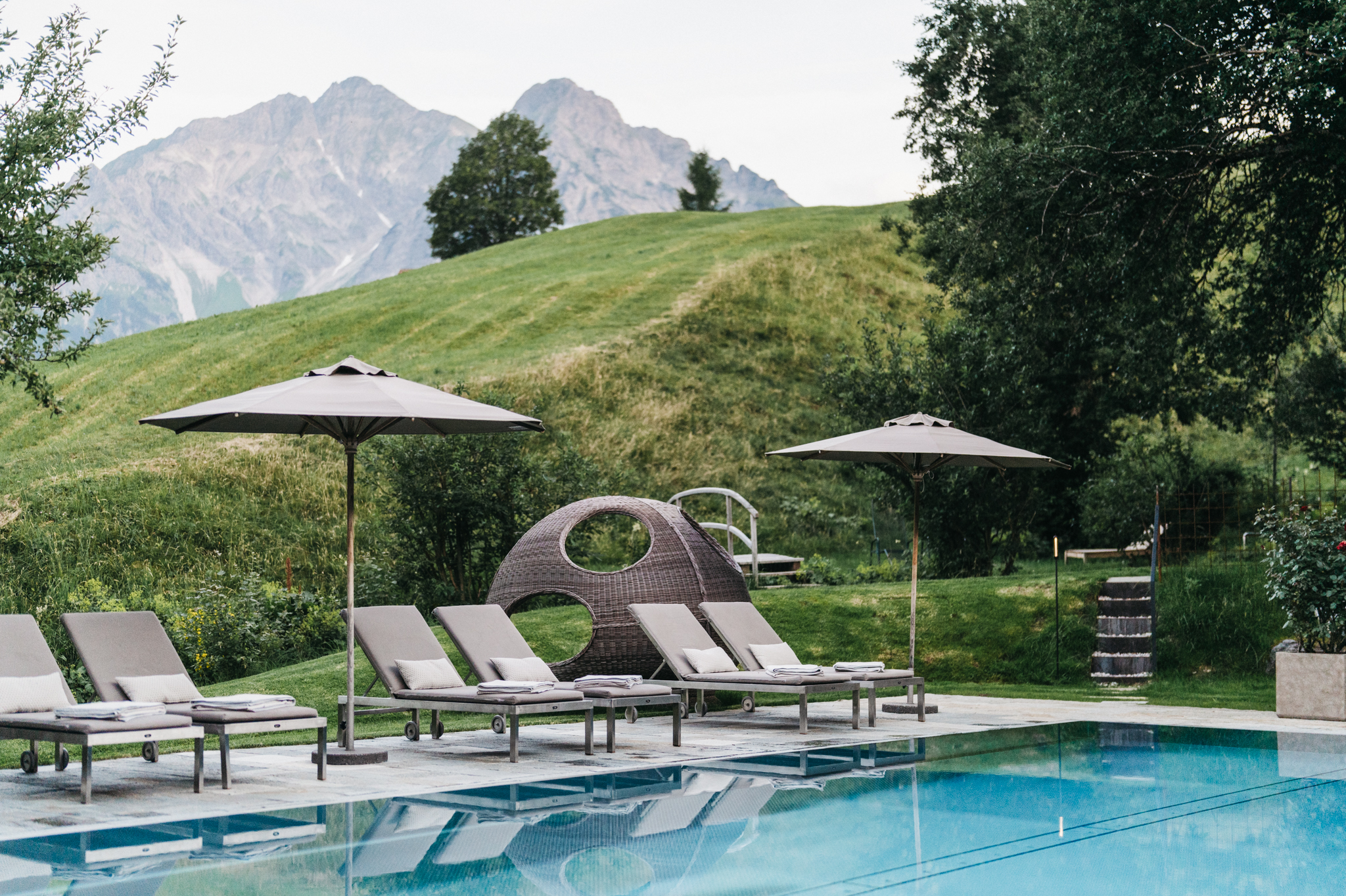 Hotel-fuer-Allergiker: Pool mit Bergblick - Das Naturhotel Chesa Valisa****s