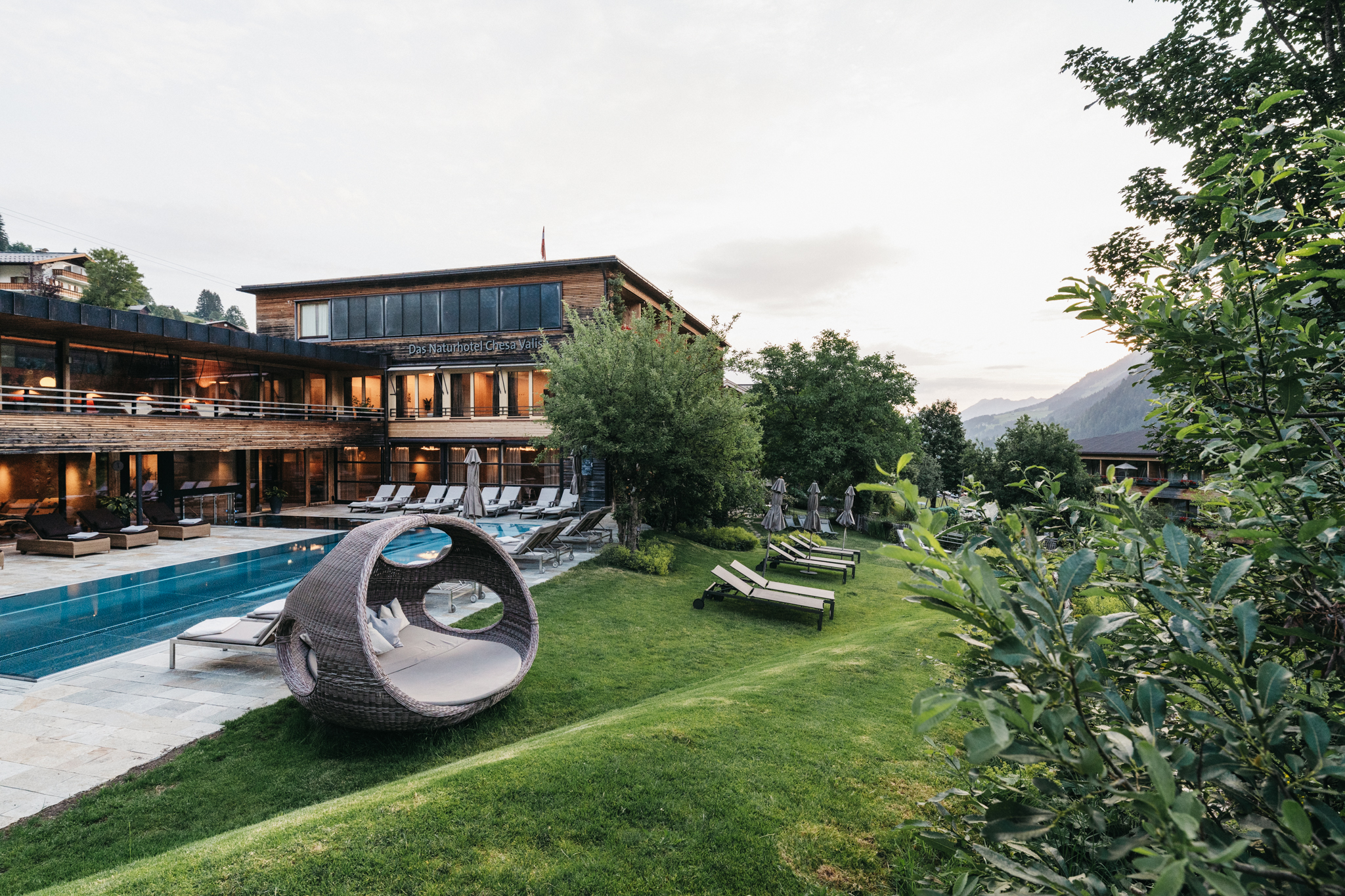 Allergiker-Hotels - Poolbereich mit Liegewiese - Das Naturhotel Chesa Valisa****s