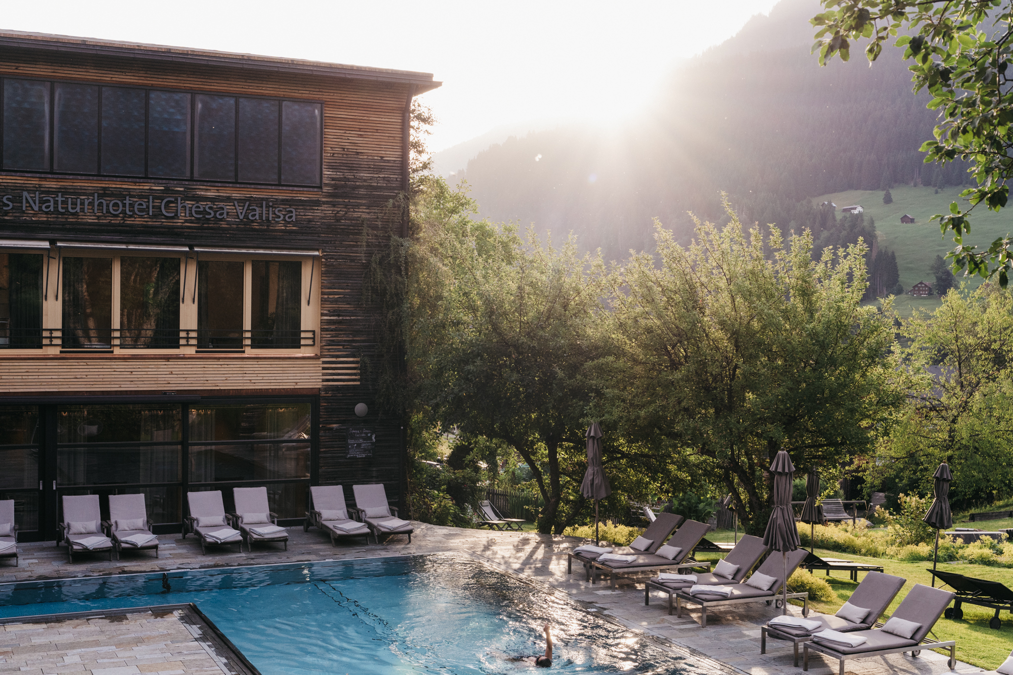 Hotel-fuer-Allergiker: Poolbereich mit Sonnenaufgang - Das Naturhotel Chesa Valisa****s