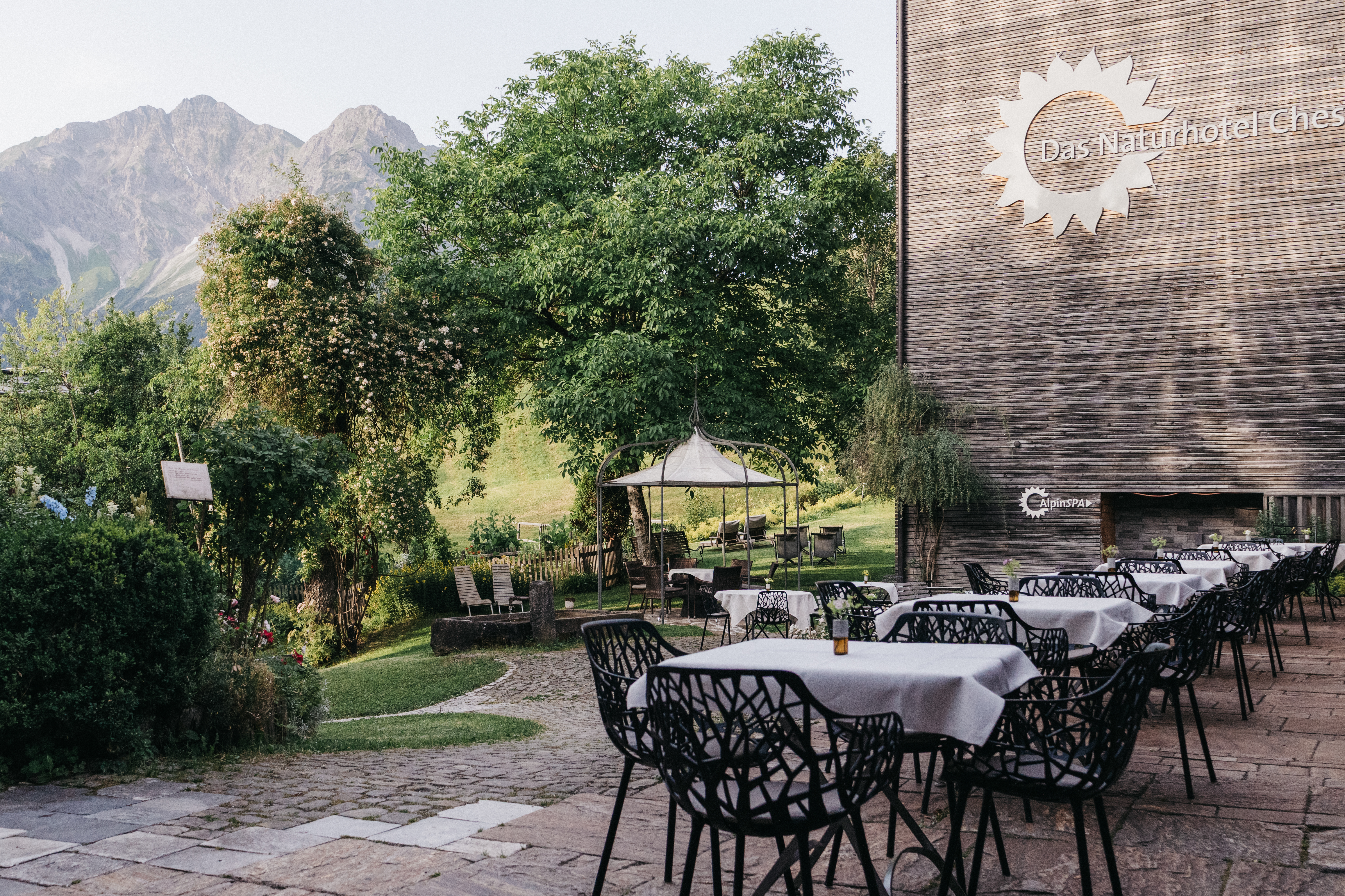 Hotel-fuer-Allergiker: Terrasse mit Bergblick - Das Naturhotel Chesa Valisa****s