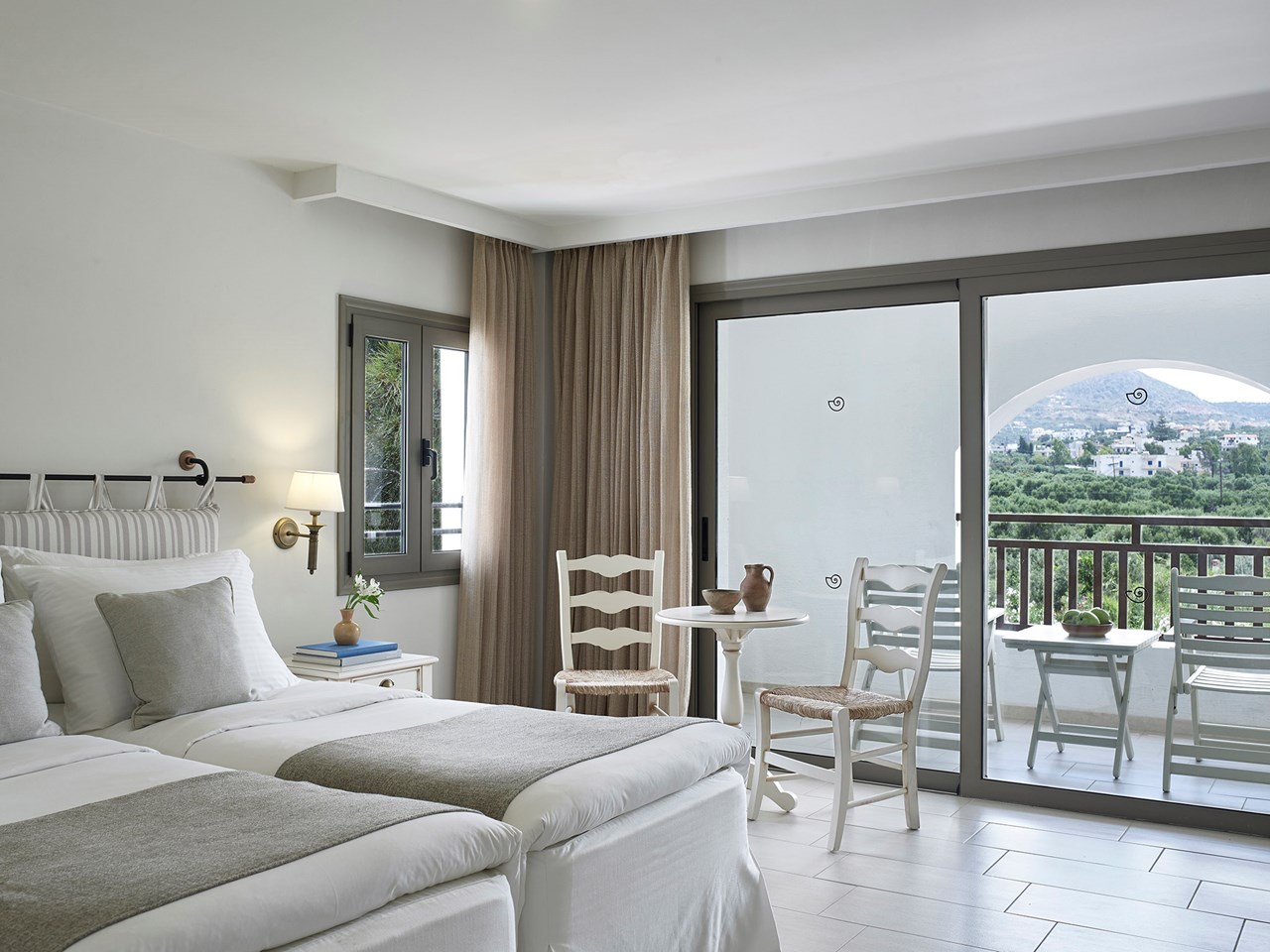 Creta Maris Beach Resort Zimmerkategorien Deluxe-Zimmer mit Bergblick/ Gartenblick